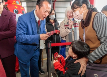 ▲翁章梁大年初三宮廟發放紅包，與民眾互道新年快樂，現場年味濃厚。(圖/嘉義縣政府提供)