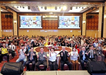 ▲嘉義市衛生局為肯定一起投入基層醫療服務醫療院所,與嘉義市診所協會共同舉辦頒獎典禮。(圖/嘉義市政府提供)