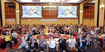 ▲嘉義市衛生局為肯定一起投入基層醫療服務醫療院所，與嘉義市診所協會共同舉辦頒獎典禮。(圖/嘉義市政府提供)