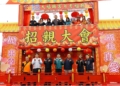 ▲副市長林瑞彥與多位嘉賓共同見證嘉邑崎頂大福興宮月老祖廟「古式拋繡球招親大會」熱鬧無比。（圖/嘉義市政府提供）