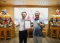 ▲縣長翁章梁致贈感謝狀，感謝樸仔媽微型利他慈善會的愛心捐助。（圖/嘉義縣政府提供）