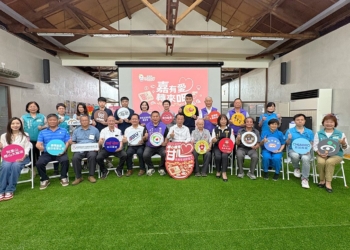 ▲15家在地企業、宮廟和民間團體以實際行動關懷弱勢家戶。（圖/嘉義縣政府提供）