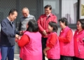 ▲縣長翁章梁慰勞消防人員、防災宣導志工及義消兄弟姊妹。（圖/嘉義縣政府提供）