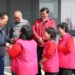 ▲縣長翁章梁慰勞消防人員、防災宣導志工及義消兄弟姊妹。（圖/嘉義縣政府提供）