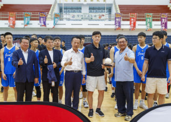 ▲縣長翁章梁等人為賽事揭幕，並為選手加油打氣。（圖/嘉義縣政府提供）