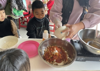 ▲端午連假帶孩子到布袋元泉益食品工廠，體驗DIY豆瓣蘿蔔的樂趣。(圖/嘉義縣政府提供)
