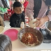 ▲端午連假帶孩子到布袋元泉益食品工廠，體驗DIY豆瓣蘿蔔的樂趣。(圖/嘉義縣政府提供)