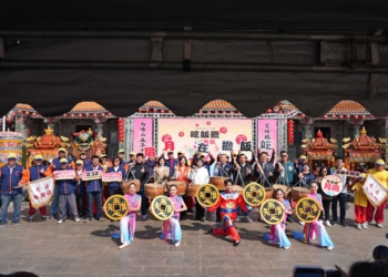 ▲副縣長謝淑亞等人邀請全國民眾12日來東勢鄉月眉村吃飯擔。（圖/雲林縣政府提供）