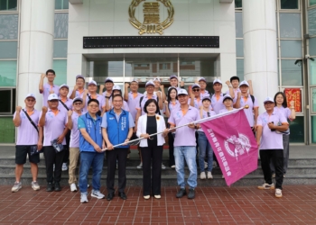 ▲雲林縣長張麗善於雲農大樓授旗，展現爭奪全國總冠軍的決心與氣勢。（圖/雲林縣政府農業處提供）
