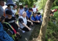 ▲北興國中學生擔任解說員，帶領副市長林瑞彥認識復育成果。(圖/嘉義市政府提供)