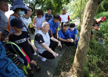 ▲北興國中學生擔任解說員，帶領副市長林瑞彥認識復育成果。(圖/嘉義市政府提供)