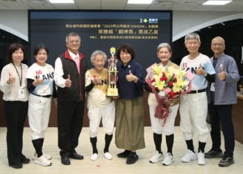 ▲育英里辦公處「育英火雞隊」代表嘉義市勇奪「長者活躍老化競賽」常勝組銅牌。(圖/嘉義市政府提供)
