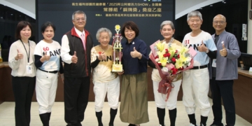 ▲育英里辦公處「育英火雞隊」代表嘉義市勇奪「長者活躍老化競賽」常勝組銅牌。(圖/嘉義市政府提供)