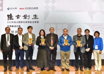 ▲文化部文資局局長陳濟民與優良個案代表開心合影。(圖/嘉義市政府提供)