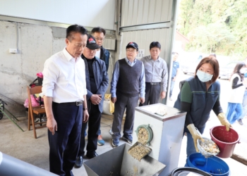 ▲縣長翁章梁等人視察梅山鄉黑水虻養殖示範區，肯定環保成效。(圖/嘉義縣政府提供)