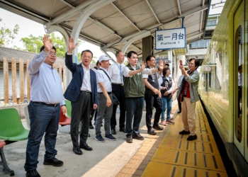 ▲嘉義縣長翁章梁及大林鎮長許有疆等人，齊聚月台迎接列車。（圖/嘉義縣政府提供）
