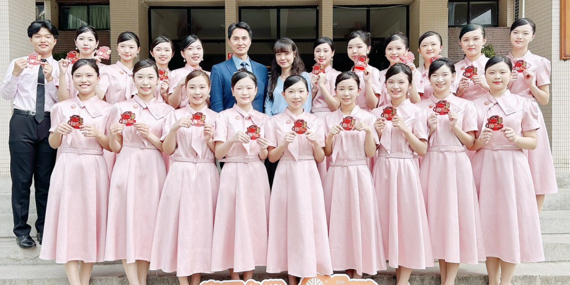 ▲縣府在崇仁醫護管理專科學校完成親善大使特訓課程。（圖/嘉義縣政府提供）