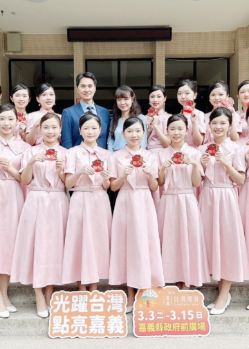 ▲縣府在崇仁醫護管理專科學校完成親善大使特訓課程。（圖/嘉義縣政府提供）