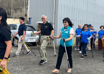 ▲衛生局長趙紋華與南華大學副校長高俊雄帶領長照據點長輩，體驗新型健走。(圖/嘉義縣政府提供)