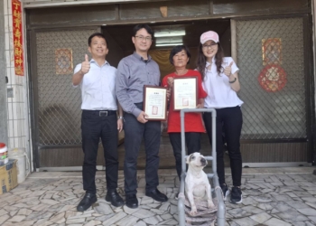 ▲熱心動保人士阿娥姐及嘉義大學獸醫學系詹昆衛教授，獲頒縣府感謝狀。（圖/嘉義縣政府提供）