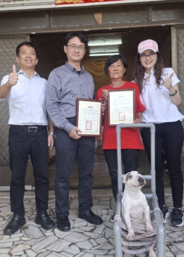 ▲熱心動保人士阿娥姐及嘉義大學獸醫學系詹昆衛教授，獲頒縣府感謝狀。（圖/嘉義縣政府提供）
