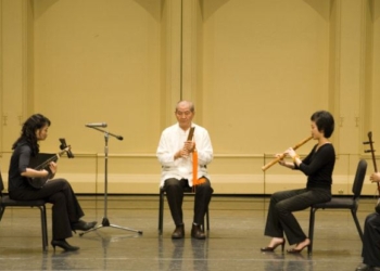 ▲蔡青源藝師(中)昔日登台演出，對於南管音樂傳習不遺餘力。(圖/嘉義市政府提供)