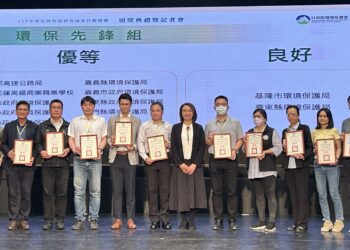 ▲嘉義市政府環境保護局以及嘉義市餐廳「88快炒」都榮獲了「111年綠色餐飲服務及減量行動競賽」優等獎殊榮。(圖/嘉義市政府提供)