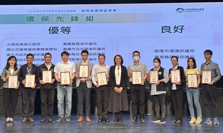 ▲嘉義市政府環境保護局以及嘉義市餐廳「88快炒」都榮獲了「111年綠色餐飲服務及減量行動競賽」優等獎殊榮。(圖/嘉義市政府提供)
