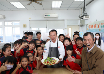 ▲嘉義縣推廣食魚教育！翁章梁與學童體驗炸烏魚。(圖/嘉義縣政府提供)