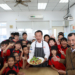 ▲嘉義縣推廣食魚教育！翁章梁與學童體驗炸烏魚。(圖/嘉義縣政府提供)