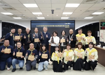 ▲嘉義市世賢國小附幼、精忠國小開心與市府團隊分享榮獲114年度教育部教學卓越獎肯定。(圖/嘉義市政府提供)