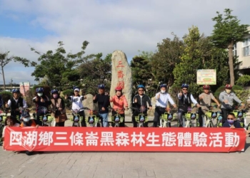 ▲縣長張麗善今日與21間國中小校長等人騎單車體驗三條崙黑森林生態之美。(圖/雲林縣政府提供)