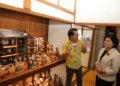 ▲縣長張麗善參觀木芥子娃娃。(圖/雲林縣政府提供)