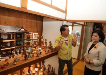 ▲縣長張麗善參觀木芥子娃娃。(圖/雲林縣政府提供)