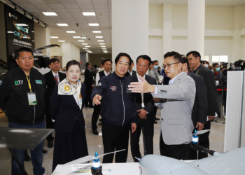 ▲副總統賴清德訪視嘉義縣亞洲AI創新研發應用中心，傾聽廠商的心聲。（圖/嘉義縣政府提供）