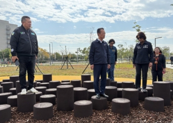 ▲嘉義長庚醫院中央公園竣工開放，縣長翁章梁等人前往視察。（圖/嘉義縣政府提供）