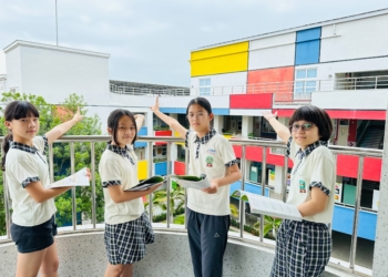 ▲精忠國小學童們開心分享美麗的校舍。(圖/嘉義市政府提供)