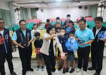 ▲全國首場無人機足球國小營隊於土庫越港國小登場，縣長張麗善展示無人機足球浮空樣態。（圖/雲林縣政府提供）
