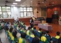 ▲嘉義市志航國小鄭宛鈺校長與師生一同開箱。(圖/嘉義市政府提供)
