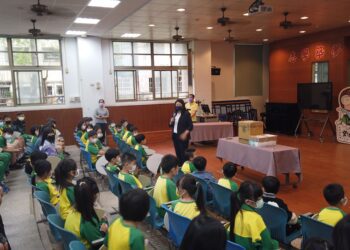 ▲嘉義市志航國小鄭宛鈺校長與師生一同開箱。(圖/嘉義市政府提供)