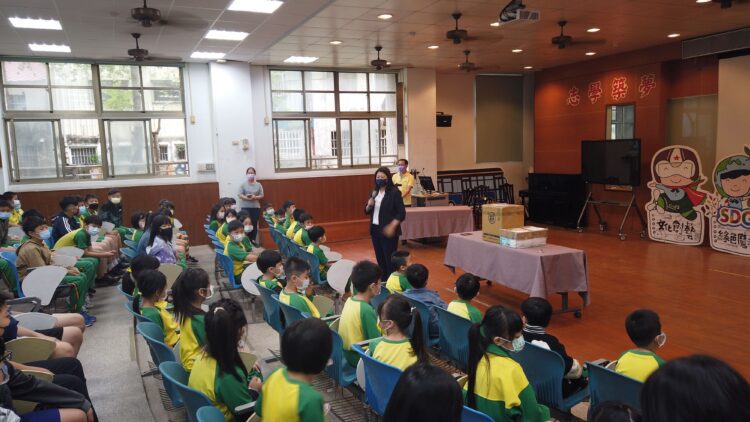 ▲嘉義市志航國小鄭宛鈺校長與師生一同開箱。(圖/嘉義市政府提供)