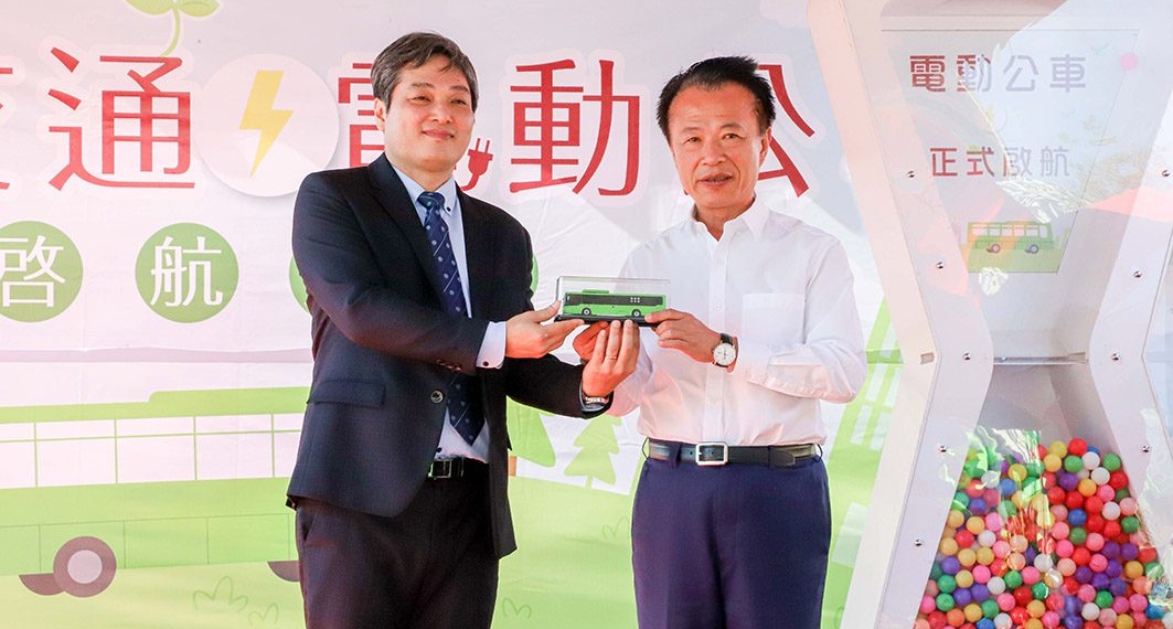 ▲華德動能科技股份有限公司總經理楊誌榮（左）致贈全新的電動公車模型給縣長翁章梁。（圖/嘉義縣政府提供）
