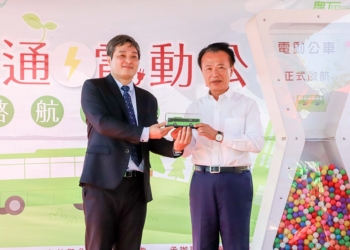 ▲華德動能科技股份有限公司總經理楊誌榮(左)致贈全新的電動公車模型給縣長翁章梁。(圖/嘉義縣政府提供)