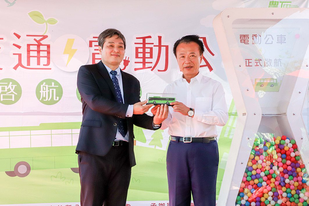 ▲華德動能科技股份有限公司總經理楊誌榮(左)致贈全新的電動公車模型給縣長翁章梁。(圖/嘉義縣政府提供)