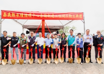▲縣長翁章梁、環境部資源循環署副署長林健三及地方民代共同持鏟動土。（圖/嘉義縣政府提供）