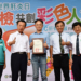 ▲嘉義縣獲王長庚公益信託捐助資訊照護系統，縣長翁章梁、衛生局長趙紋華特頒發感謝狀。(圖/嘉義縣政府提供)
