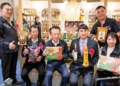 ▲縣長翁章梁等人向民眾推薦優質的農特產品。(圖/嘉義縣政府提供)