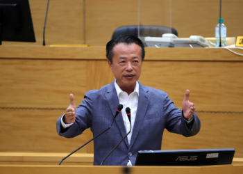 ▲縣長翁章梁進行施政總報告。（圖/嘉義縣政府提供）