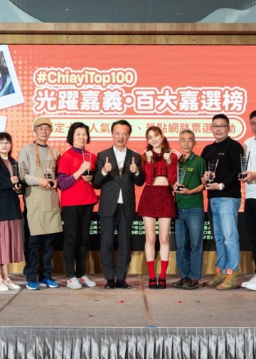 ▲縣長翁章梁頒獎表揚入選業者。（圖/嘉義縣政府提供）