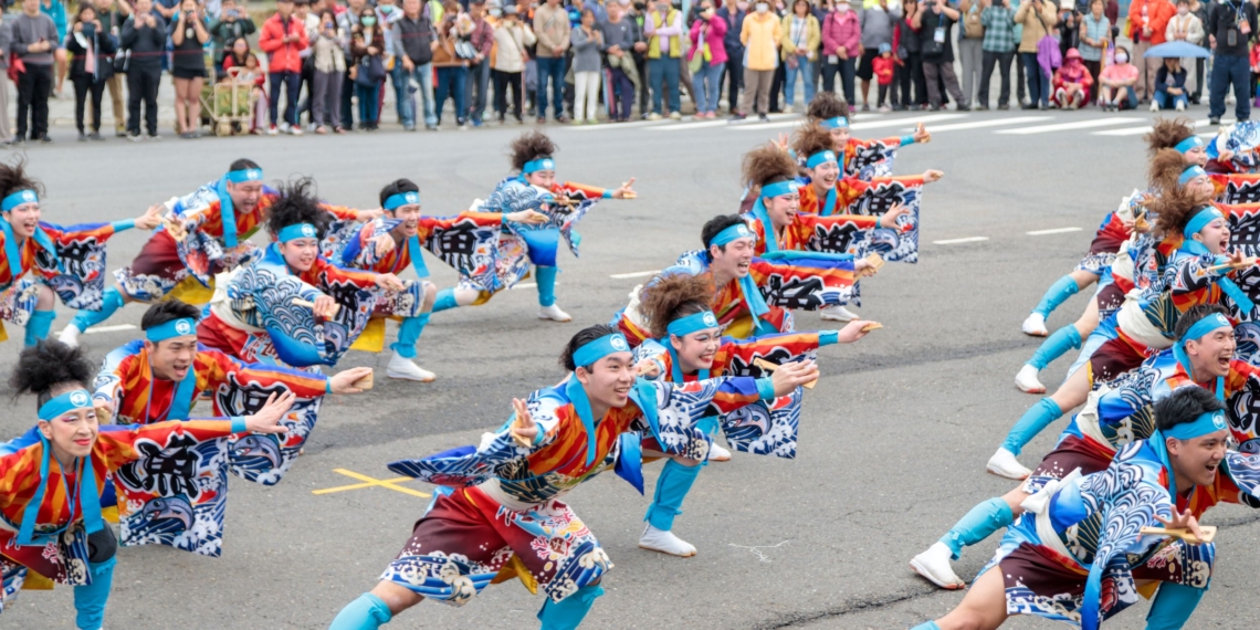 ▲2026台灣燈會踩街，來自各國的表演團隊圊彩演出。（圖/嘉義縣政府提供）